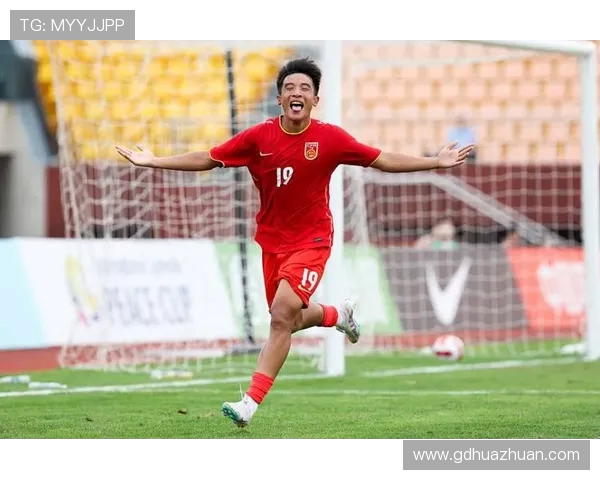 国足新星闪耀国际赛场助球队逆转取胜掀起全国足球热潮